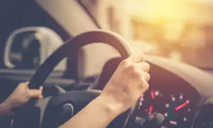 Ręce na kierownicy, słońce na desce rozdzielczej. Pamiętaj o przerwie w OC, jak uniknąć kary i jechać bezpiecznie.