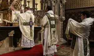 Czy ksiądz musi codziennie odprawiać Mszę? Prawo i teologia