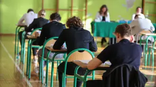 Uczniowie piszą egzamin zawodowy. Co jeśli nie zdam egzaminu zawodowego w technikum? Stres i skupienie na twarzach.