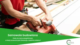 Budowlaniec tnie drewno piłą. Dowiedz się, jak uniknąć kary za samowolę budowlaną i kiedy legalizacja jest możliwa.