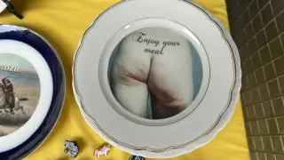 Talerz z napisem "Enjoy your meal" i zdjęciem pośladków. To jest żart, który może wywołać uśmiech lub zdziwienie.