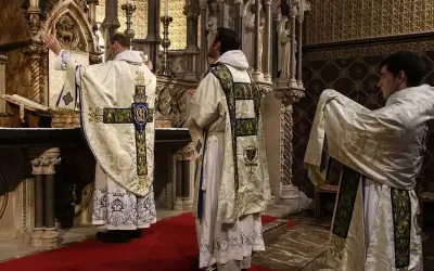 Czy ksiądz musi codziennie odprawiać Mszę? Prawo i teologia