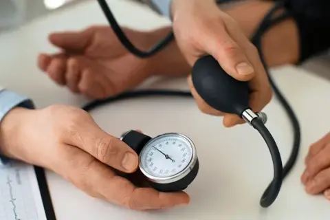 Niskie ciśnienie: Objawy, przyczyny i domowe sposoby na poprawę samopoczucia
