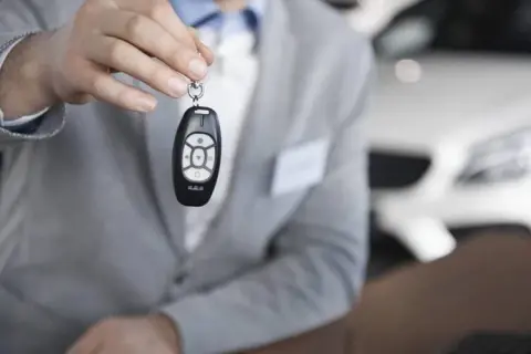 Sprzedaż auta bez PIT: Jak legalnie uniknąć podatku?