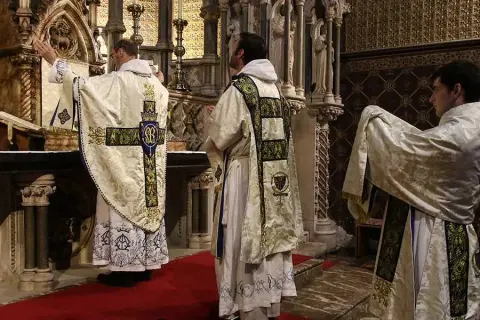 Czy ksiądz musi codziennie odprawiać Mszę? Prawo i teologia