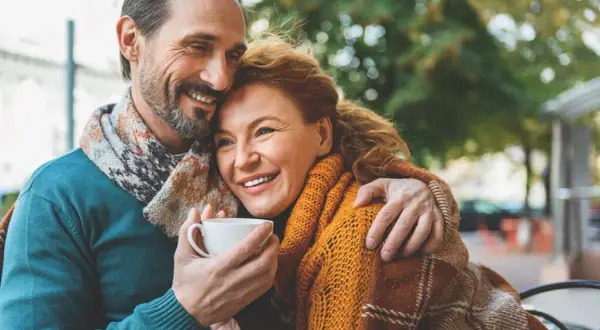 Głębokie rozmowy: 50+ pytań, które zbliżą Cię do bliskich