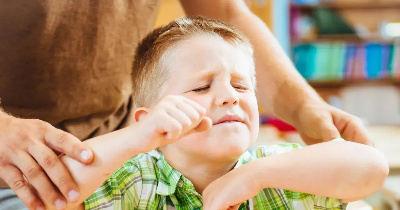 Chłopiec z ADHD, zaciśnięta pięść, zmartwiona mina. Jak postępować, by mu pomóc?