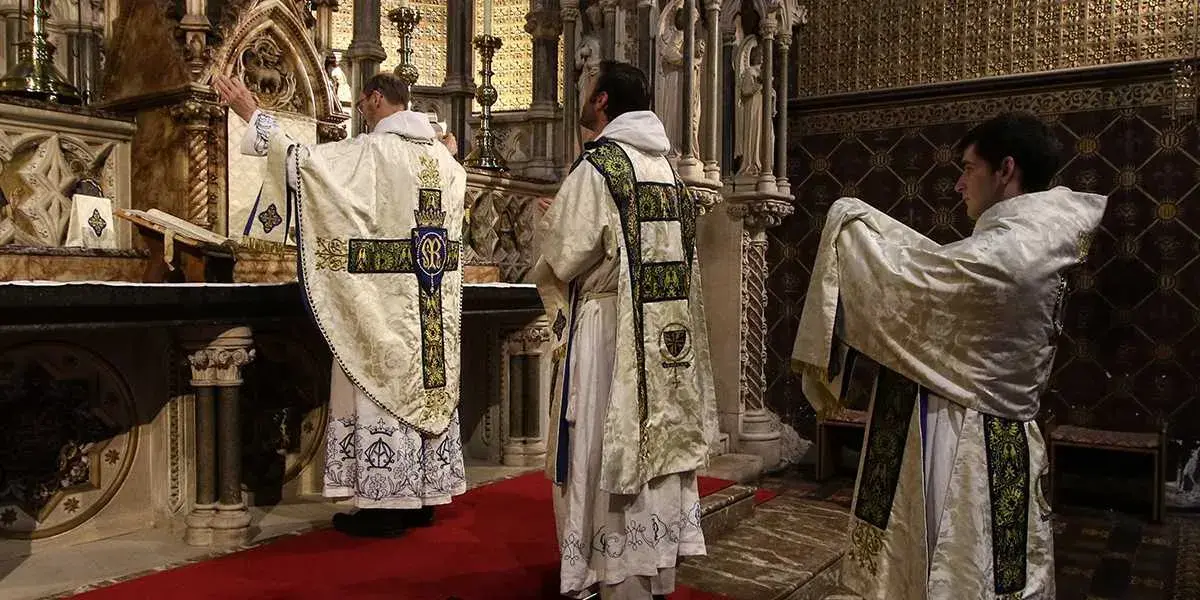 Czy ksiądz musi codziennie odprawiać Mszę? Prawo i teologia