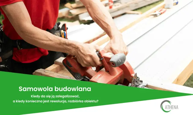 Budowlaniec tnie drewno piłą. Dowiedz się, jak uniknąć kary za samowolę budowlaną i kiedy legalizacja jest możliwa.