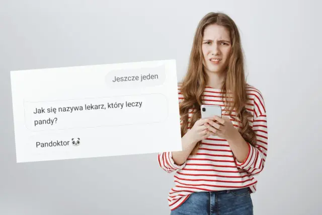 Dziewczyna z telefonem w ręku, z miną mówiącą "google opowiedz kawał", widzi żart: "Jak się nazywa lekarz, który leczy pandy? Pandoktor 🐼".